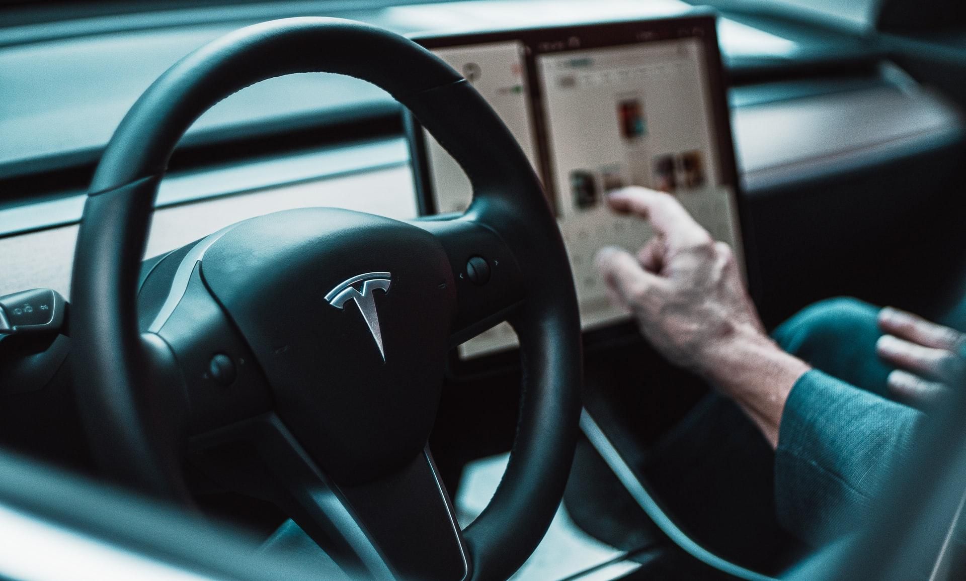 Вантажівка зі світлофорами поламала мозок бортовому комп'ютеру Tesla