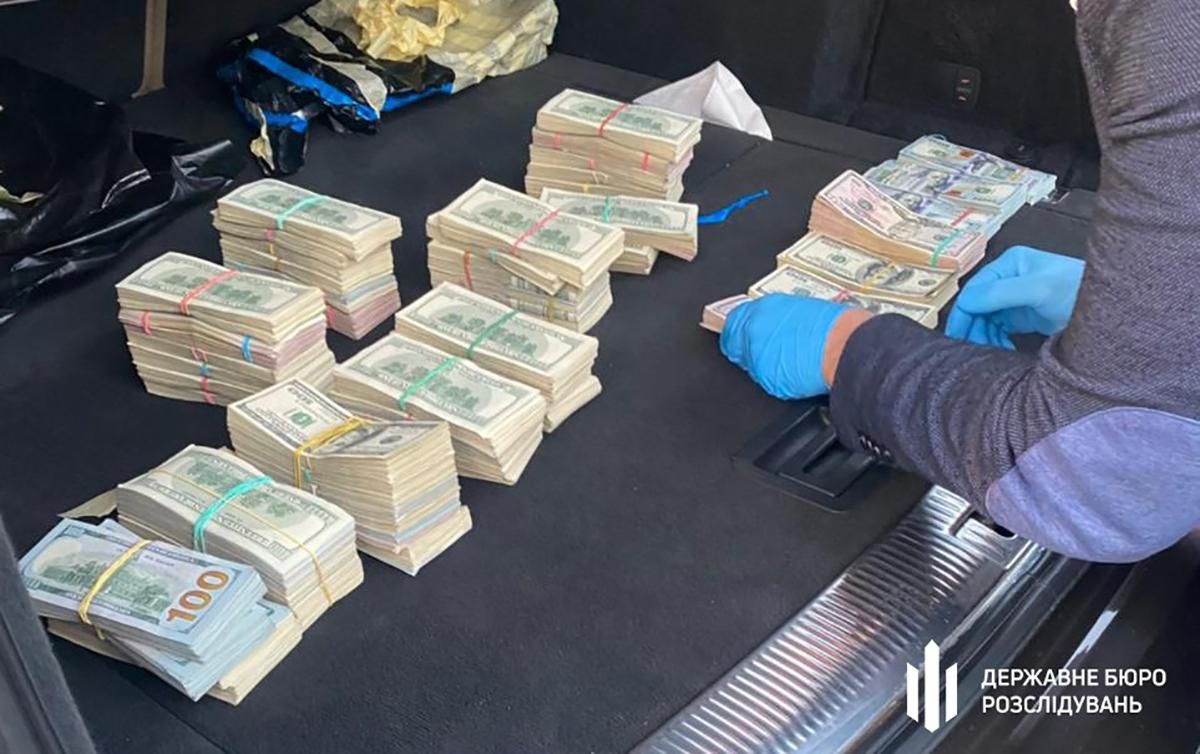 У начальника посту на волинській митниці знайшли 700 тисяч доларів У начальника посту на волинській митниці знайшли 700 тисяч доларів