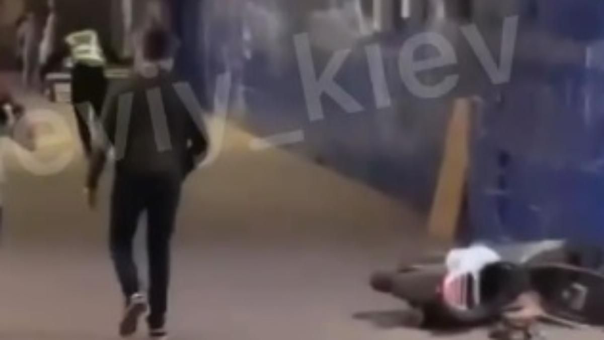 Втеча кур'єра від патрульних у Києві: кинув мопед – відео Втеча кур'єра від патрульних у Києві: кинув мопед – відео