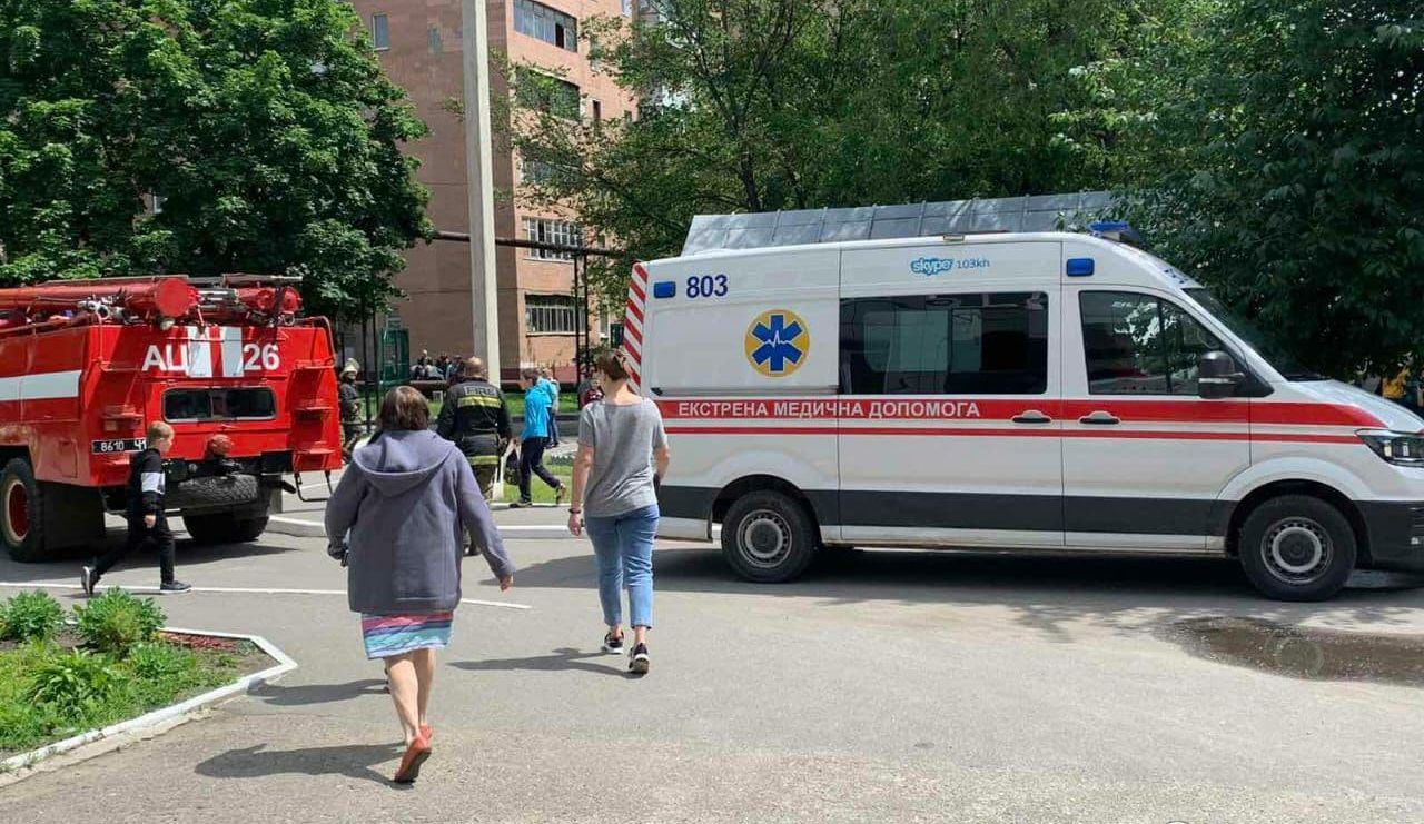 Учениця розпорошила перцевий балончик у школі Харкова: відео Учениця розпорошила перцевий балончик у школі Харкова: відео