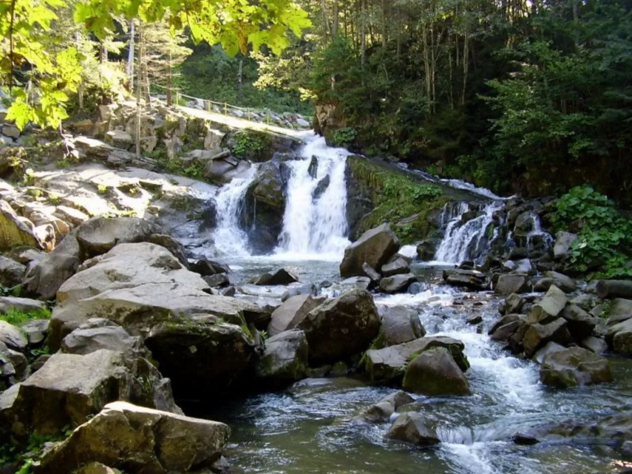 После гибели школьника на водопаде Каменка 02.06.2021 установили ограждение После гибели школьника на водопаде Каменка 02.06.2021 установили ограждение