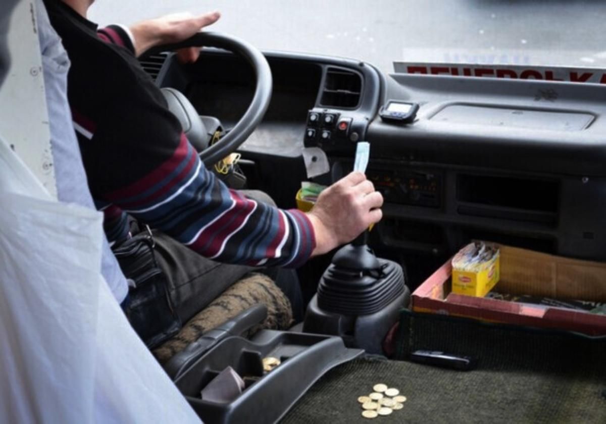 На Дніпропетровщині жінка робила обличчя в маршрутці – фото На Дніпропетровщині жінка робила обличчя в маршрутці – фото