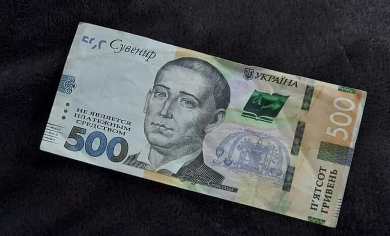В Одесі банкомат видав жінці несправжні 500 грн: фото