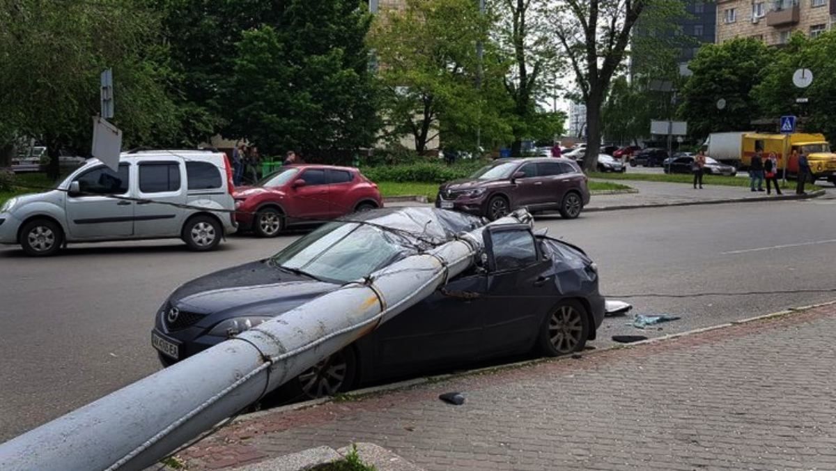 У  Харкові стовп впав на припаркований автомобіль: відео, фото