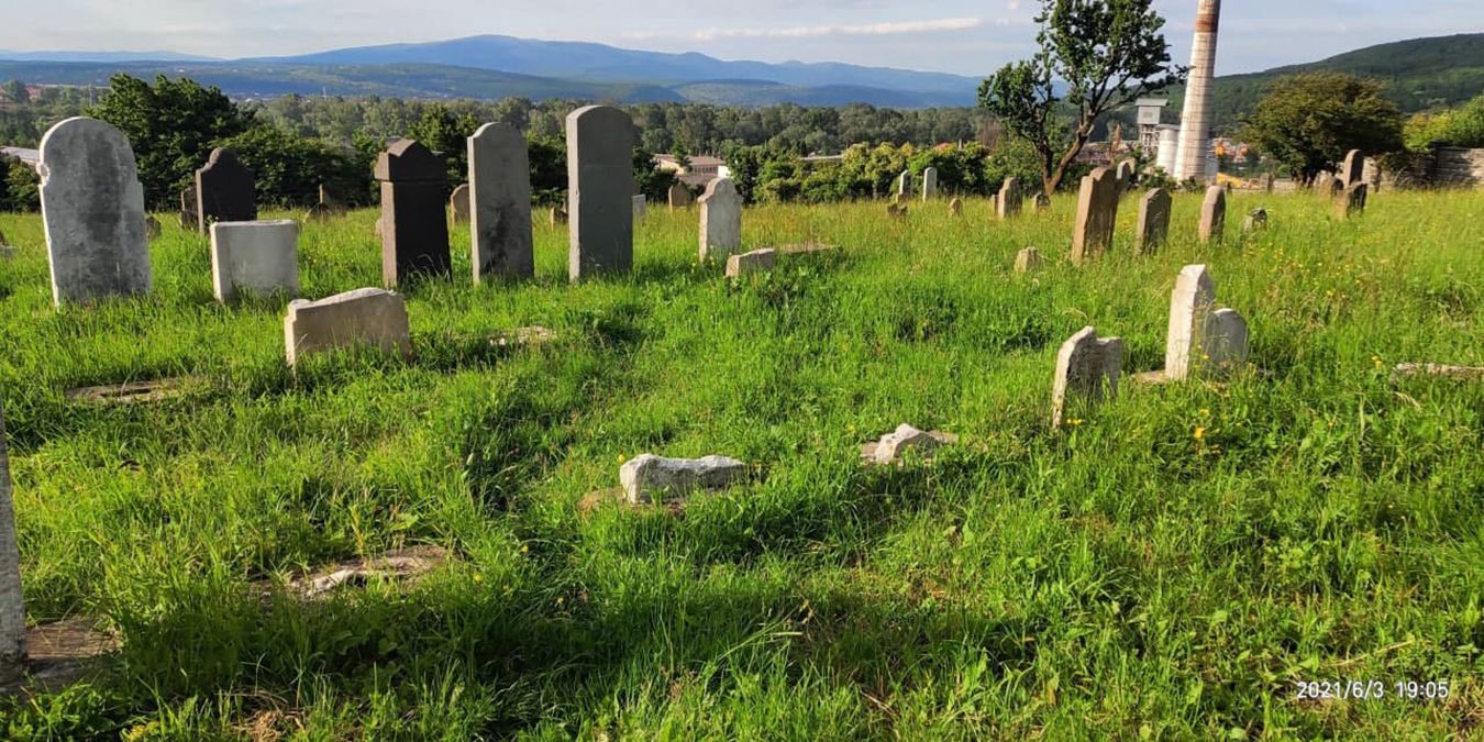 В Ужгороде вандалы разгромили надгробия на еврейском кладбище, фото
