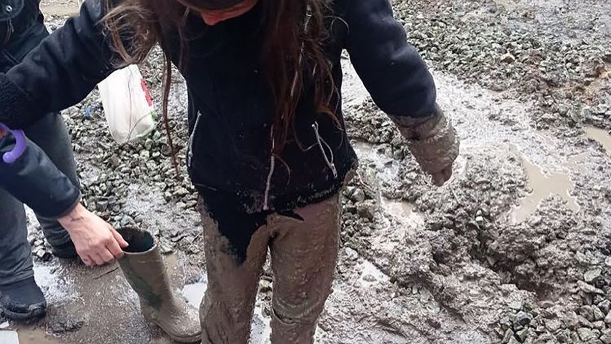 У Кривому Розі дівчинка впала в яму та її засмоктала трясовина: фото, відео