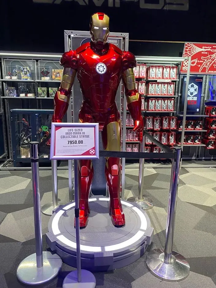 Для відданих прихильників Marvel: у Діснейленді продають повнорозмірну статую Залізної людини