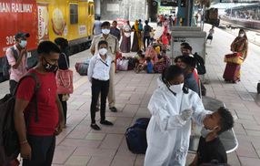 В Індії пом'якшують карантин: запрацюють ринки і торгові центри