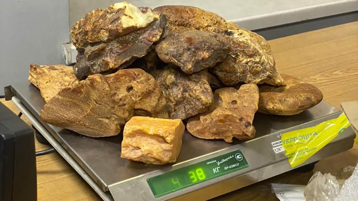 Українець намагався відправити в Катар і ОАЕ 12 кілограмів бурштину Українець намагався відправити в Катар і ОАЕ 12 кілограмів бурштину