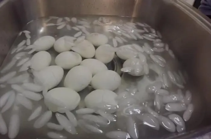 Як почистити яйця