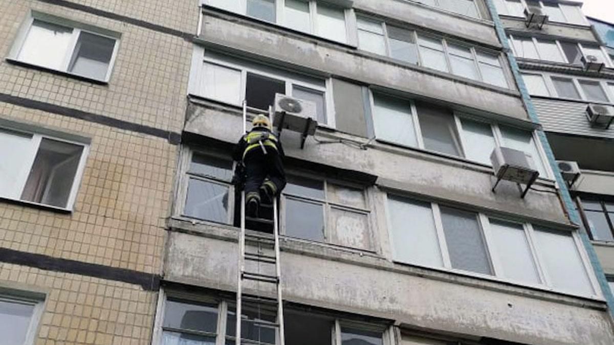 У Дніпрі 2-річна дитина закрила маму на балконі: довелося кликати ДСНС