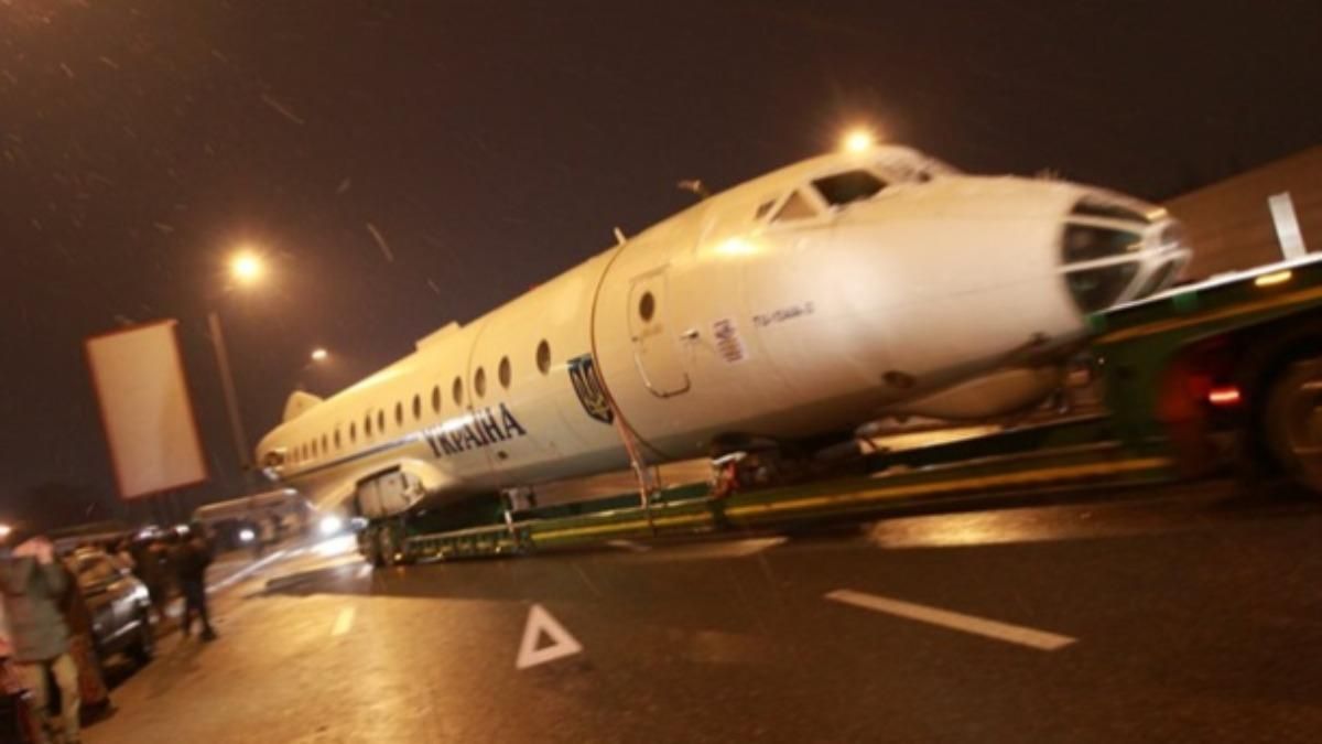 Київськими вулицями вночі провезли літак: відео Київськими вулицями вночі провезли літак: відео