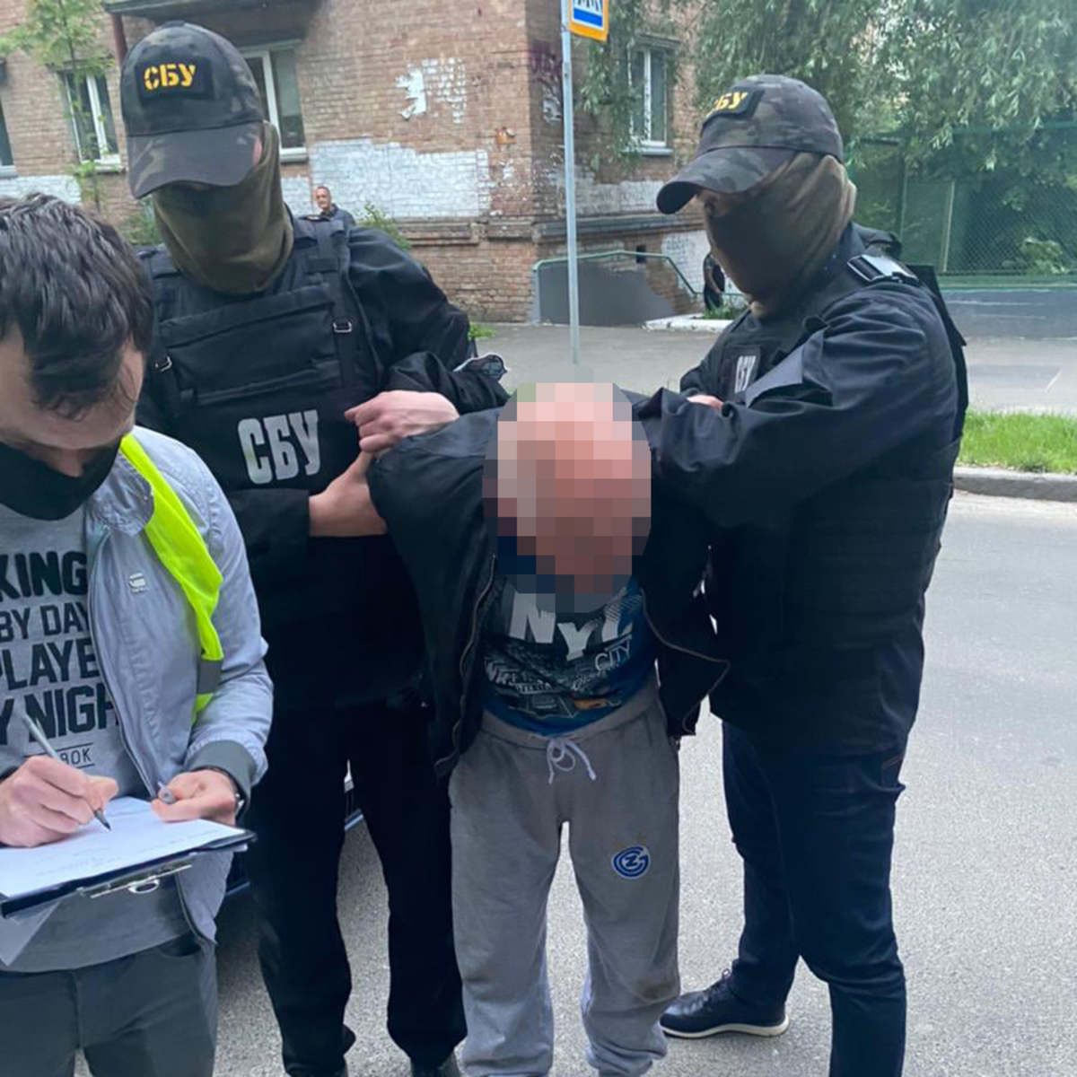 В Киеве охранник ТРЦ и его сообщник незаконно торговали оружием В Киеве охранник ТРЦ и его сообщник незаконно торговали оружием