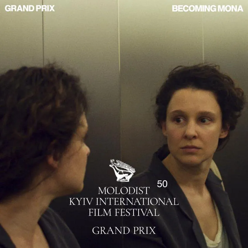 Стаючи Моною Стаючи Моною