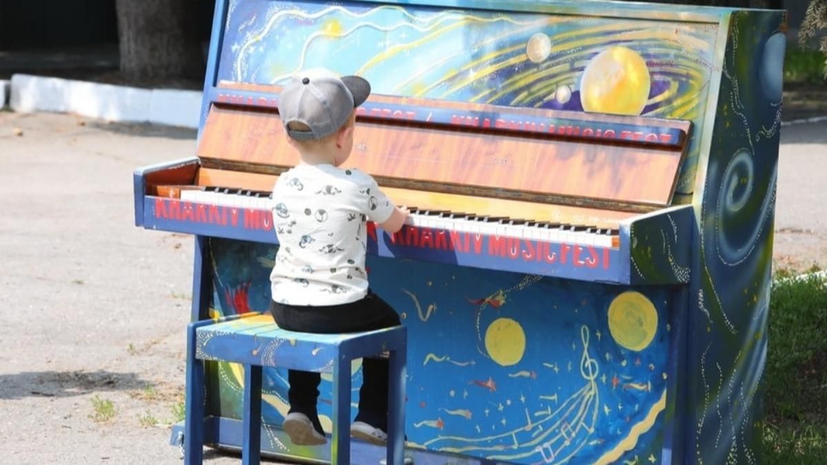 Могут играть все: на улицах Харькова установили арт-пианино – яркие фото, видео