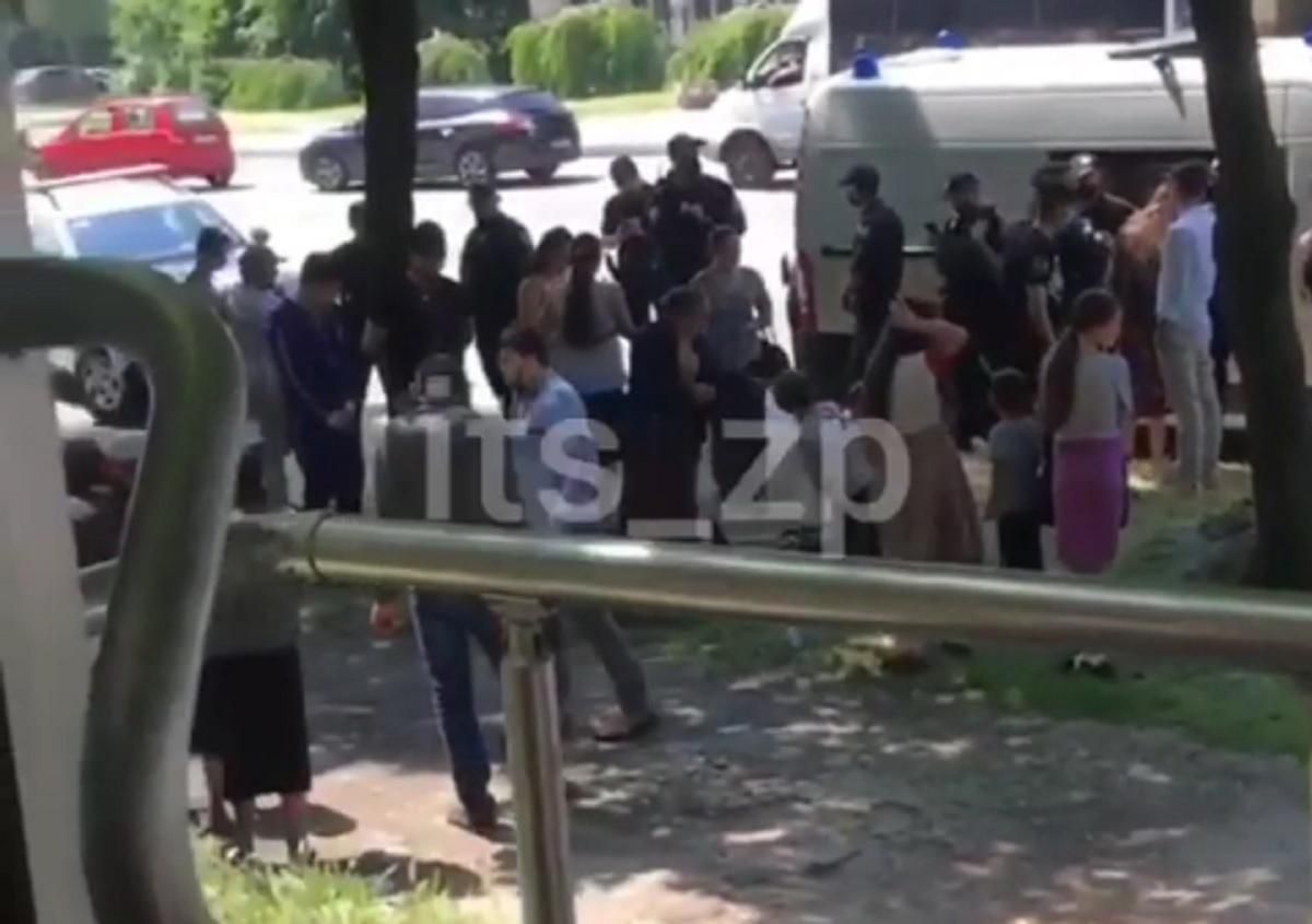 В Запорожье на медиков напали родственники покойника В Запорожье на медиков напали родственники покойника