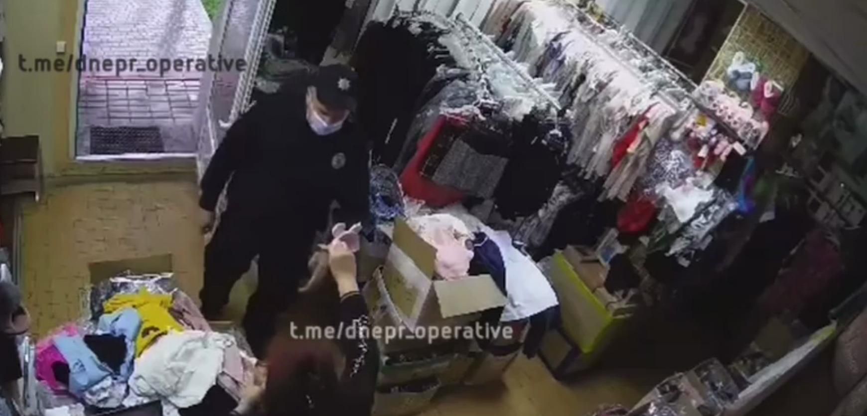 Патрульный поскандалил из-за цены детской кепки: видео Патрульный поскандалил из-за цены детской кепки: видео