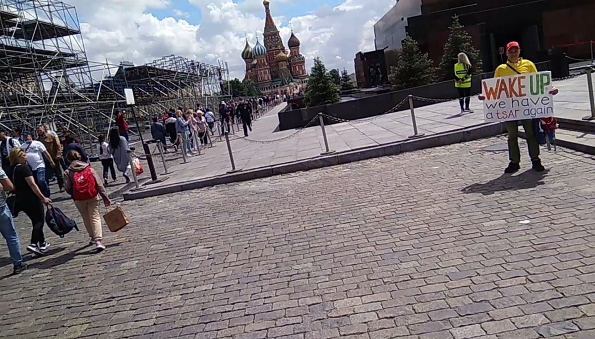 У Москві затримали чоловіка, який закликав Леніна прокинутись У Москві затримали чоловіка, який закликав Леніна прокинутись