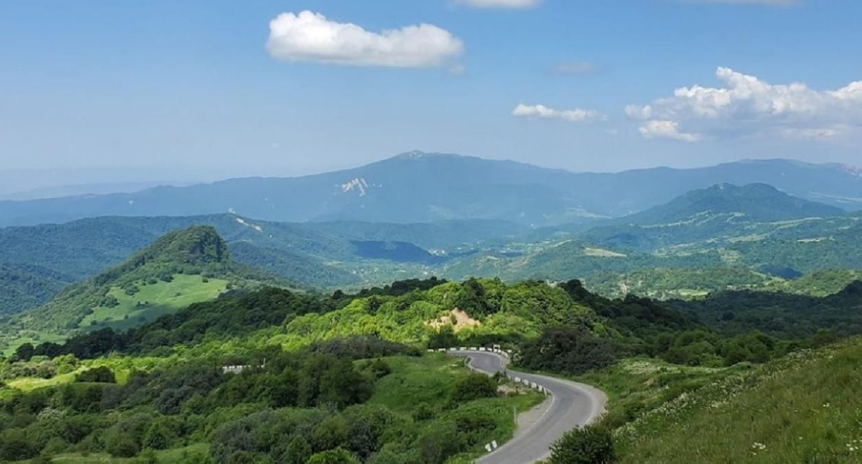 В Грузии автомобиль с российскими туристами упал с обрыва В Грузии автомобиль с российскими туристами упал с обрыва