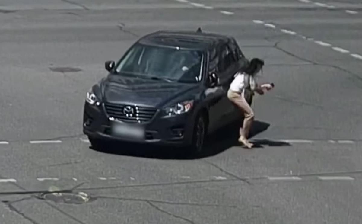 В Киеве водитель наехал на женщину и скрылся с места ДТП: видео В Киеве водитель наехал на женщину и скрылся с места ДТП: видео