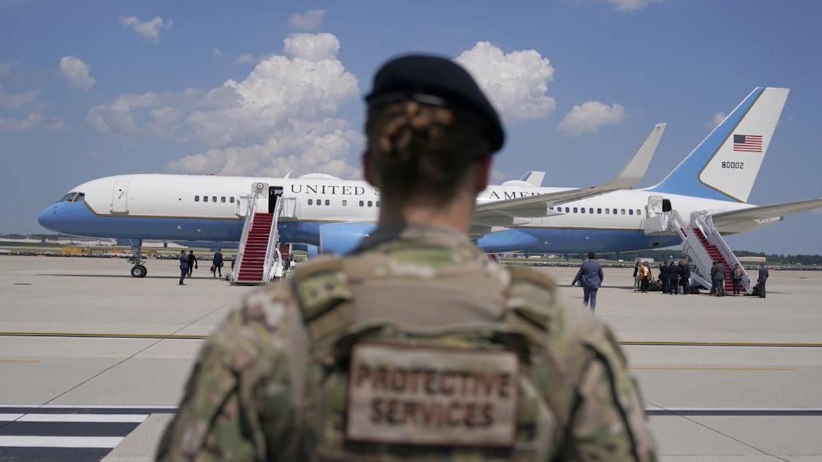 Самолет вице-президента США экстренно вернулся на военную базу