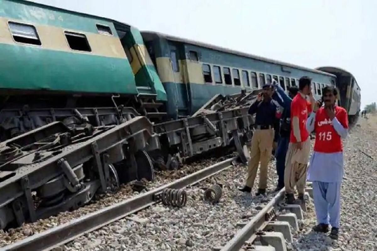 У Пакистані зіштовхнулися 2 поїзди 7 червня 2021: багато жертв - фото