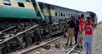 У Пакистані зіштовхнулися 2 поїзди: понад 30 людей загинули, щонайменше 60 – постраждали 

