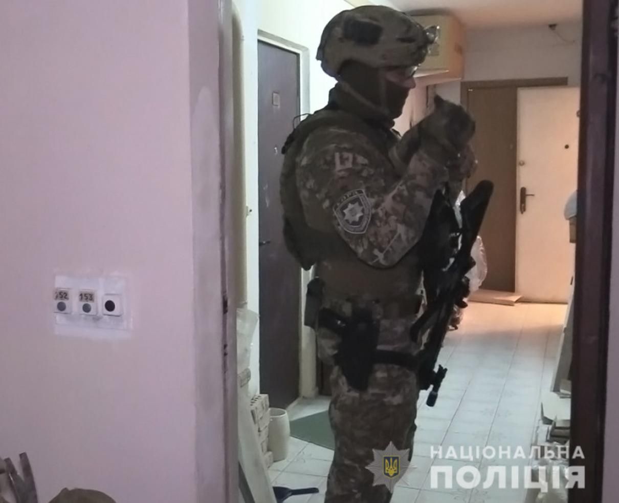 У Києві чоловік пробрався у квартиру та взяв у заручниці жінку: фото