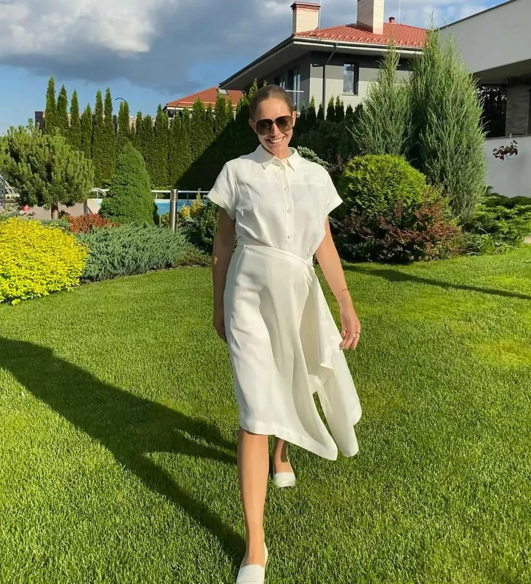 Катя Осадча в білосніжній сукні