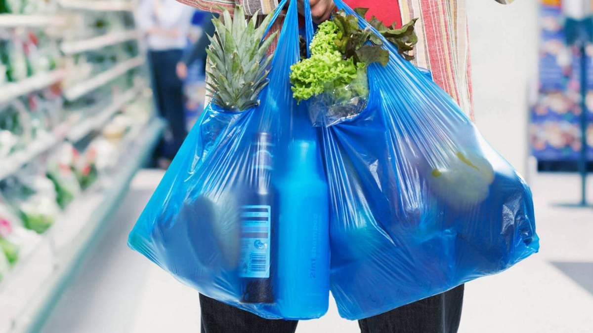 Зеленский подписал закон о запрете пластиковых пакетов