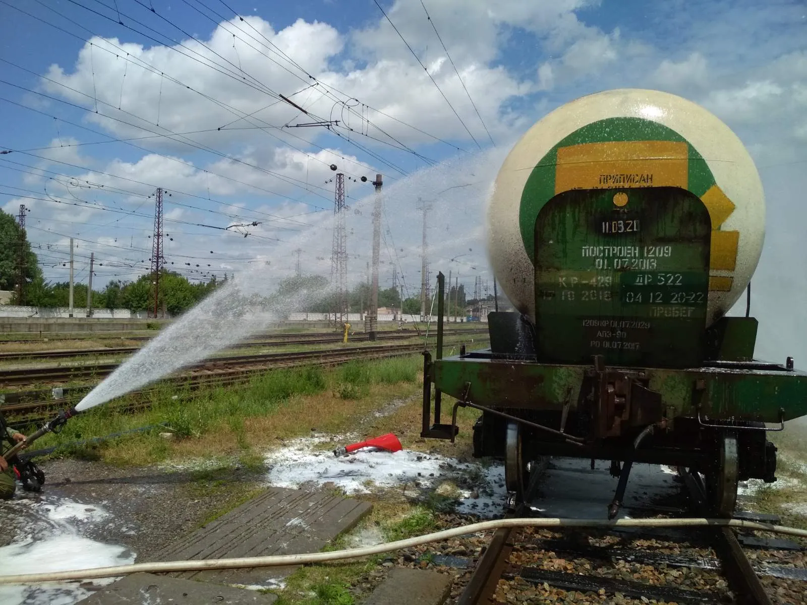 з цистерни в Дніпрі витікла сірчана концентрована кислота ДСНС