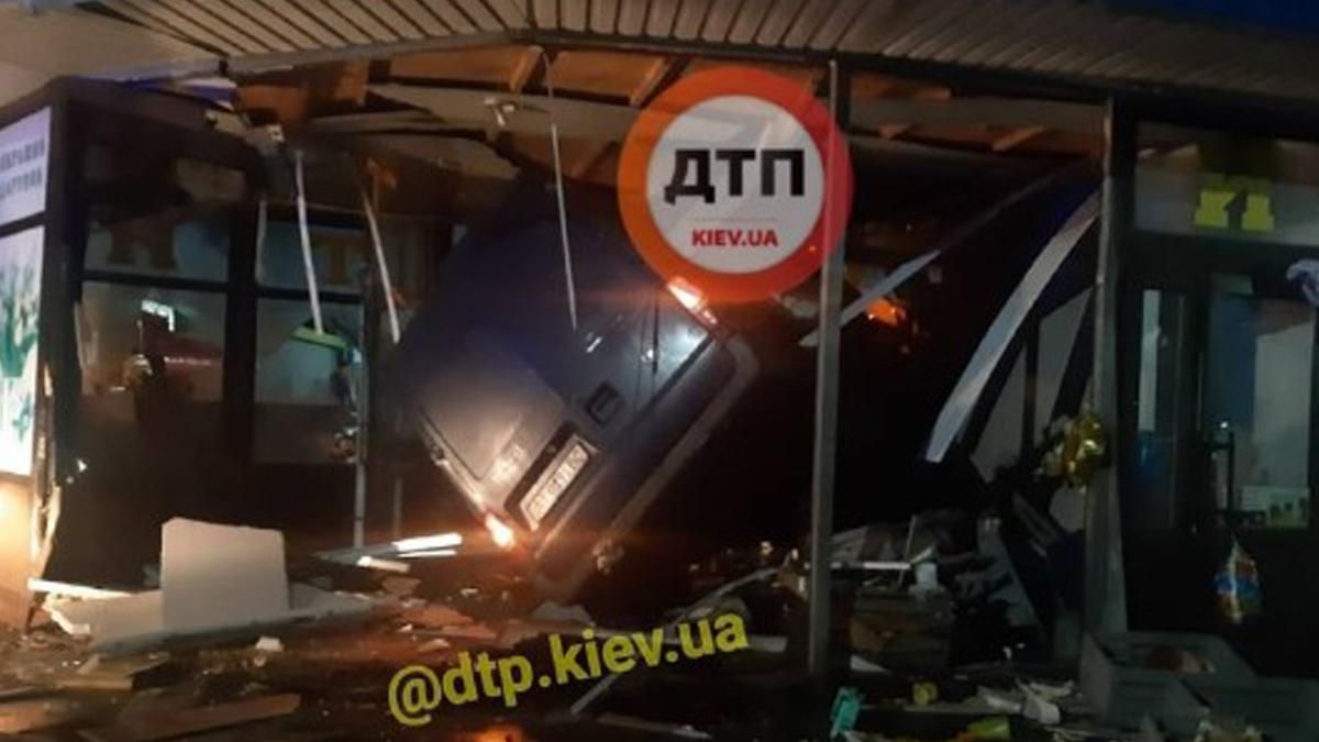 Під Києвом п’яні на Ford Transit влетіли у квітковий кіоск: фото Під Києвом п’яні на Ford Transit влетіли у квітковий кіоск: фото