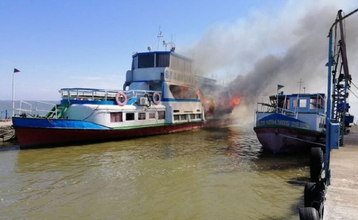 На Одещині біля причалу спалахнула пожежа на катері: є постраждалий На Одещині біля причалу спалахнула пожежа на катері: є постраждалий