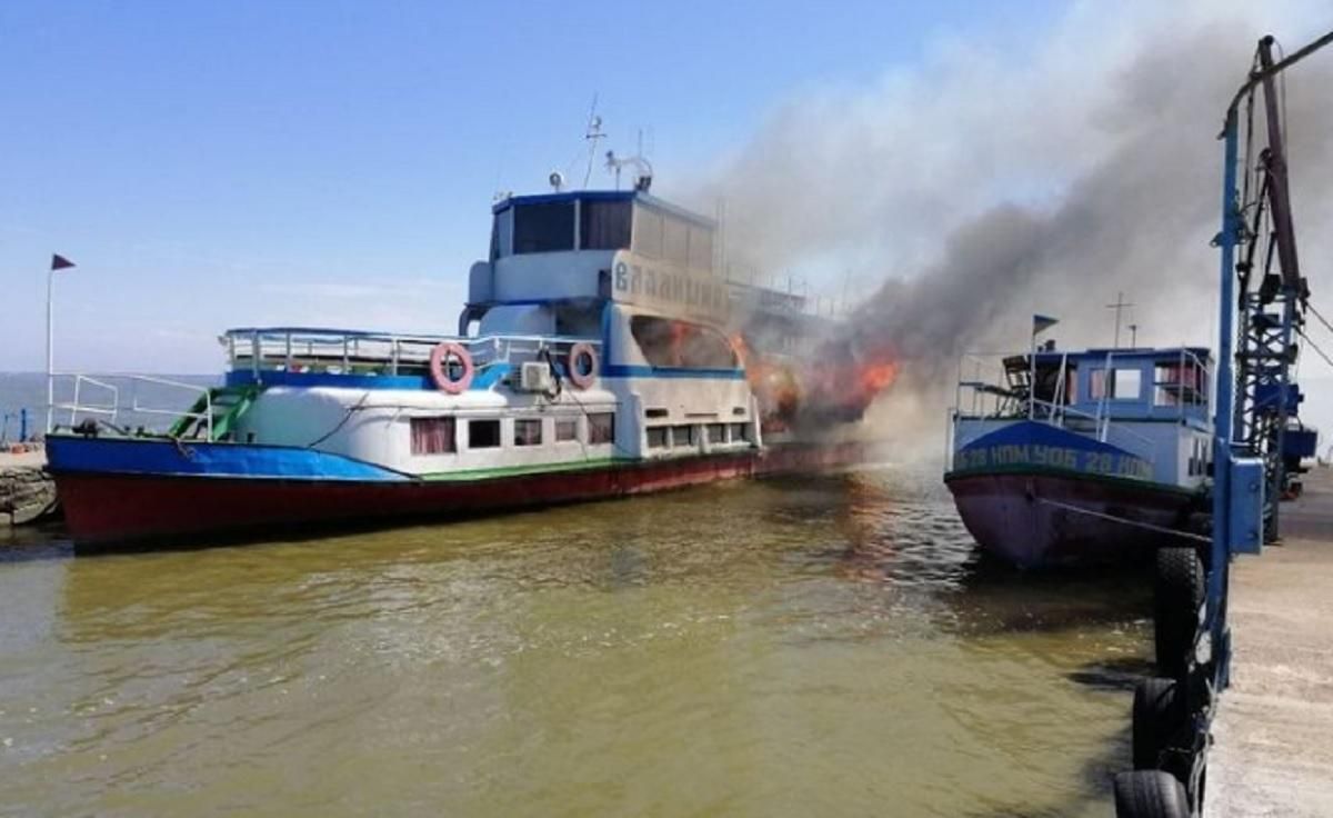 На Одещині біля причалу спалахнула пожежа на катері: є постраждалий