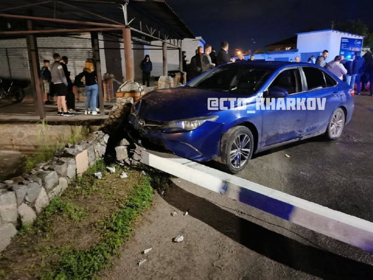 Под Харьковом пьяный водитель врезался в столб