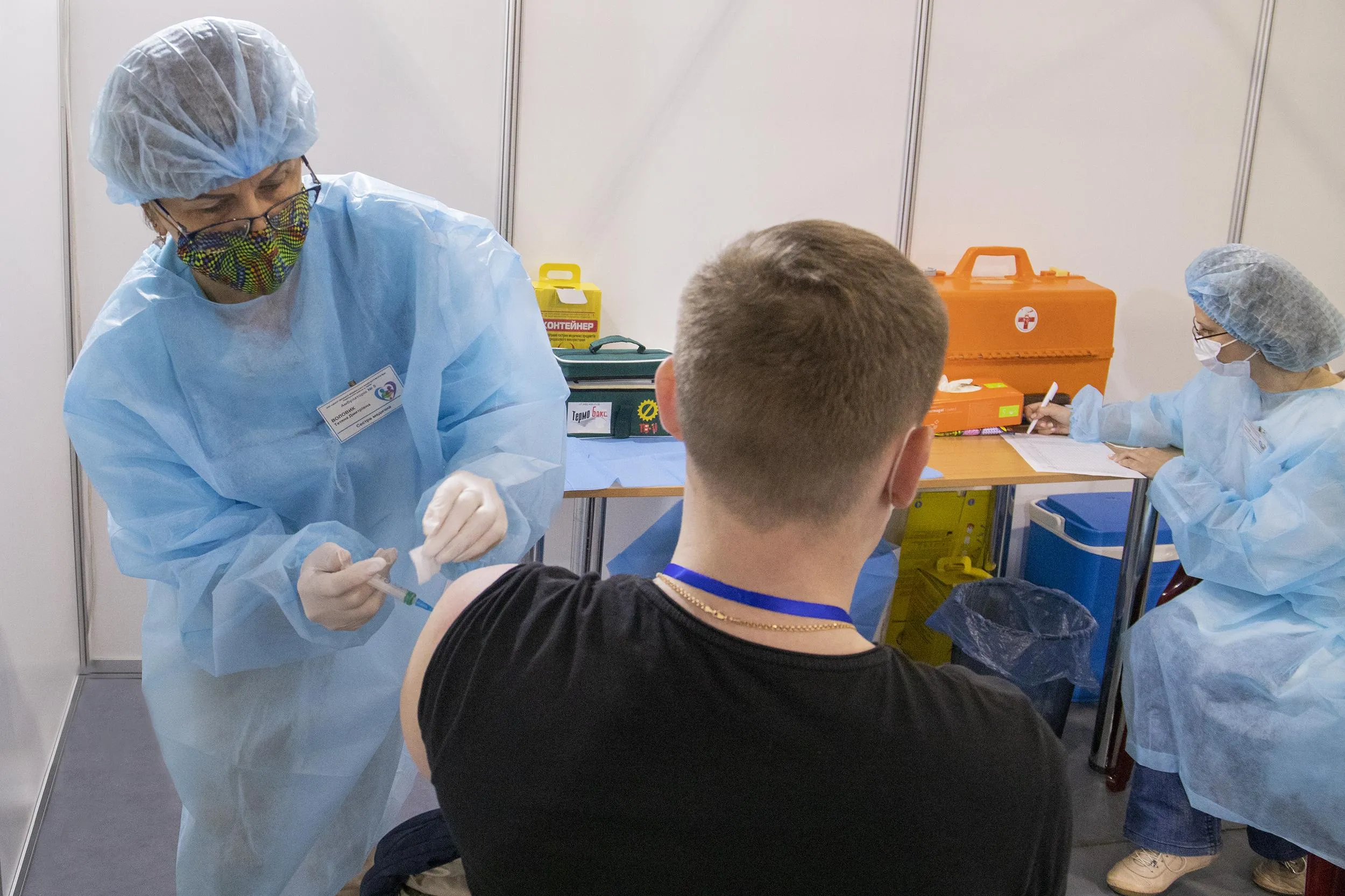 Вакцинация от коронавируса в МВЦ в Киеве