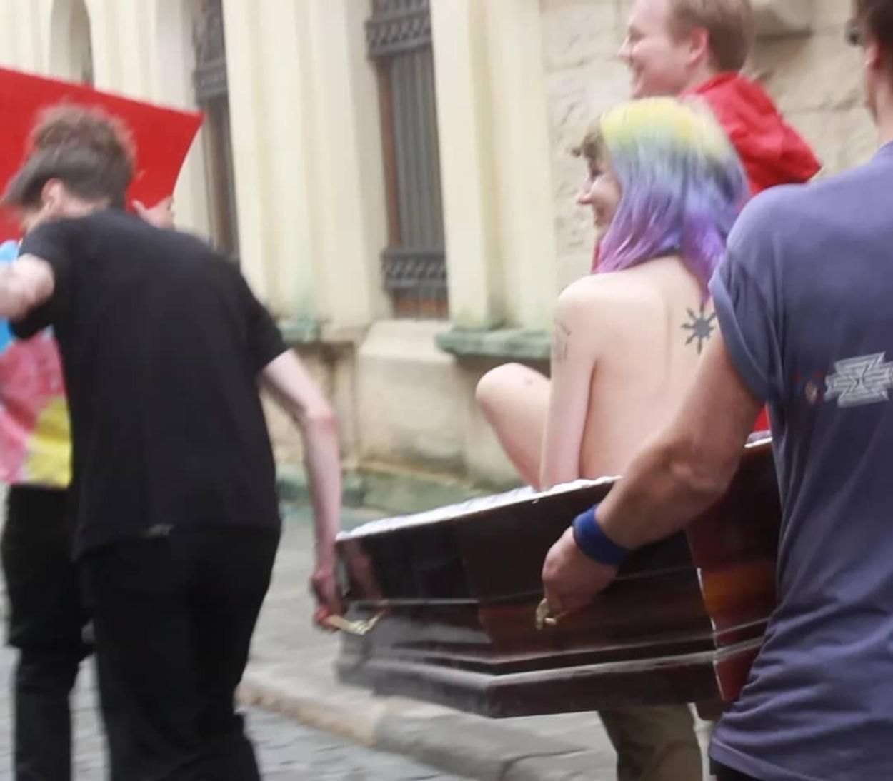 Центром Львова носили оголену дівчину в труні: нові деталі перформансу – фото Центром Львова носили оголену дівчину в труні: нові деталі перформансу – фото