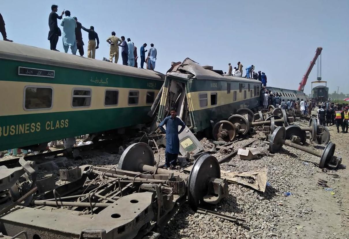 Аварія потягів у Пакистані 7 червня: кількість жертв зростає