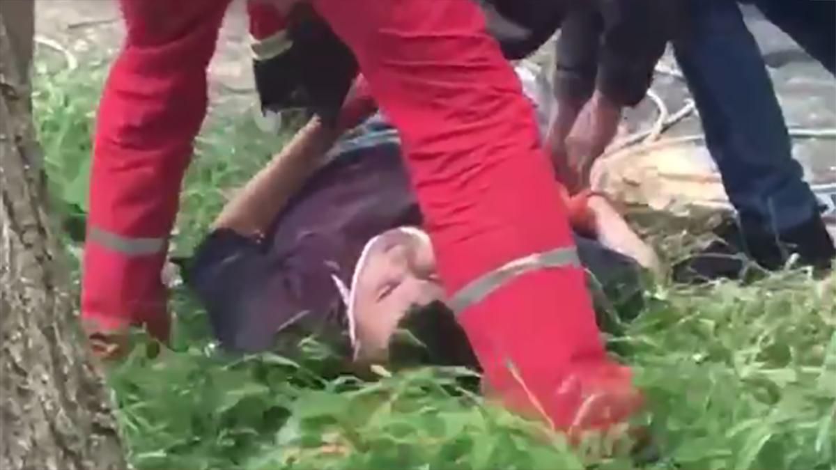 В Одессе работник упал со стены многоэтажки: видео