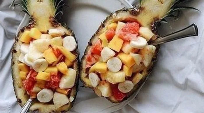 Салат в ананасі Салат в ананасі