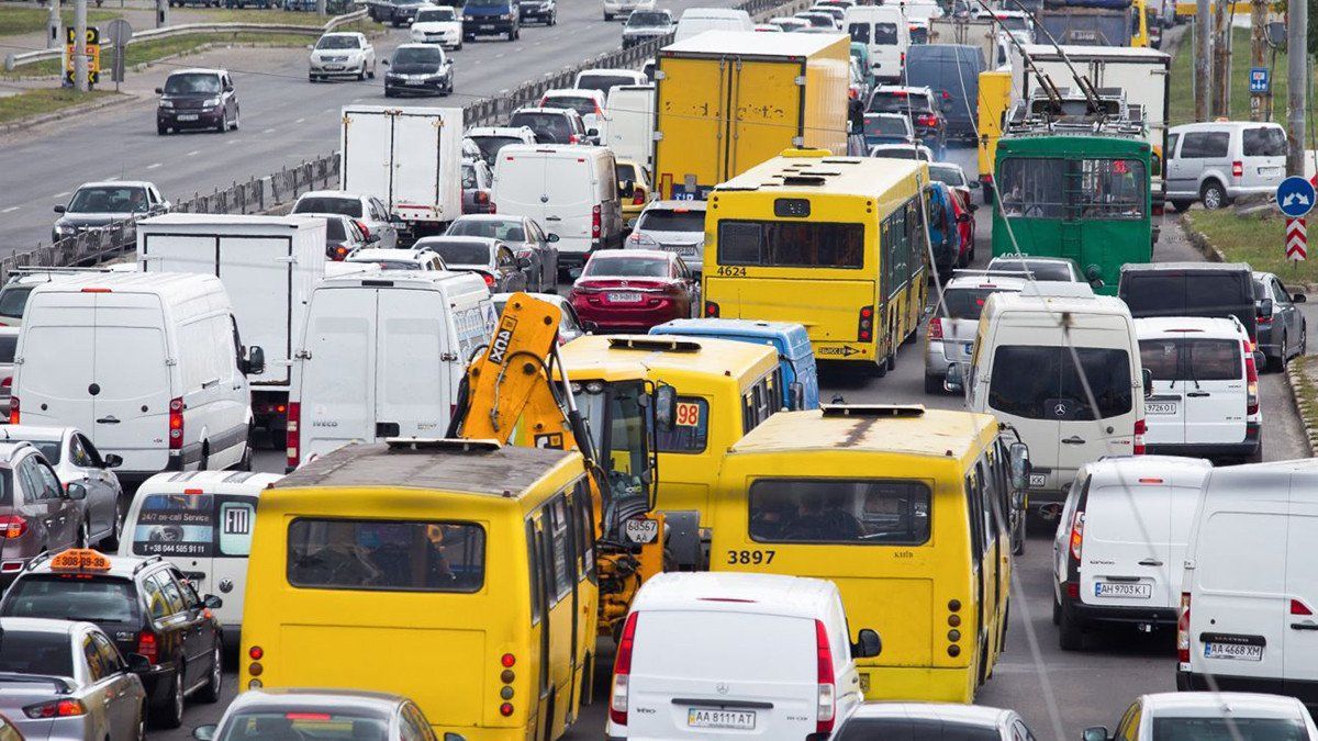 Київ знову стоїть у ранкових заторах 8 червня Київ знову стоїть у ранкових заторах 8 червня