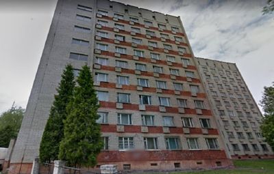 У Львові з вікна 7 поверху студентського гуртожитку випала 17-річна дівчина