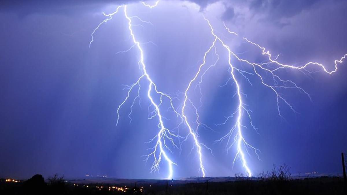 На Харківщині у чоловіка влучила блискавка: він загинув На Харківщині у чоловіка влучила блискавка: він загинув