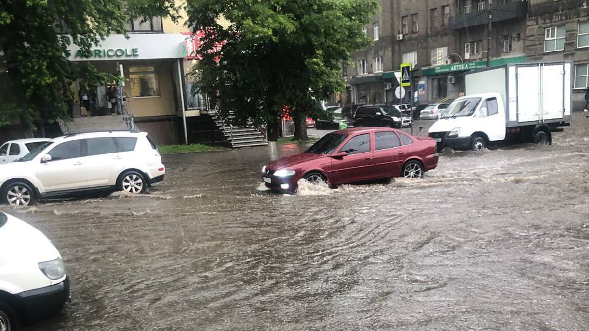 Ливень в Харькове 08.06.2021: затоплены улицы и дороги