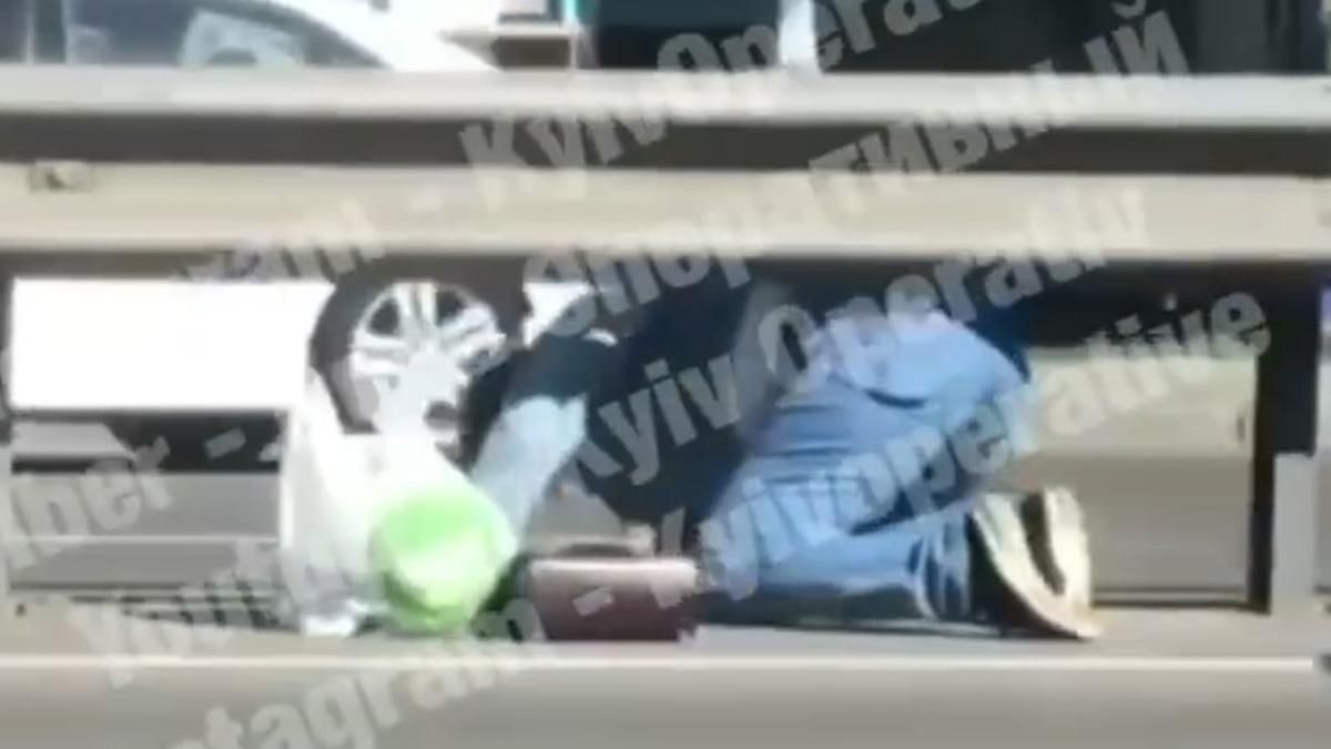 Лезла на коленях: в Киеве женщина пересекала дорогу Лезла на коленях: в Киеве женщина пересекала дорогу