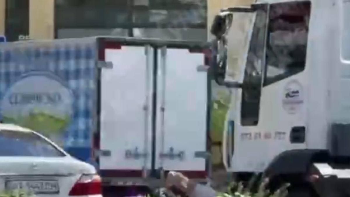 У Києві на Печерську чоловік на Lexus порізав водія евакуатора: відео