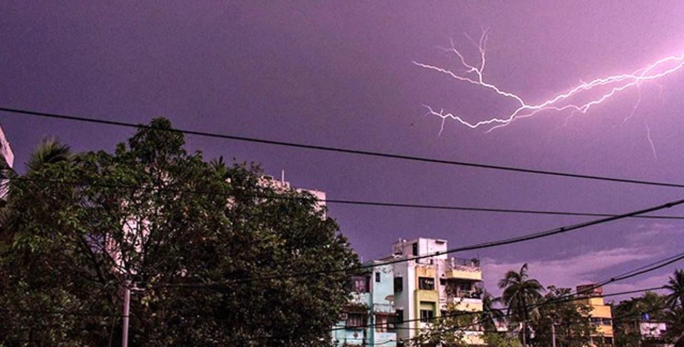 Під час шторму в Індії від ударів блискавки загинули 27 осіб: фото