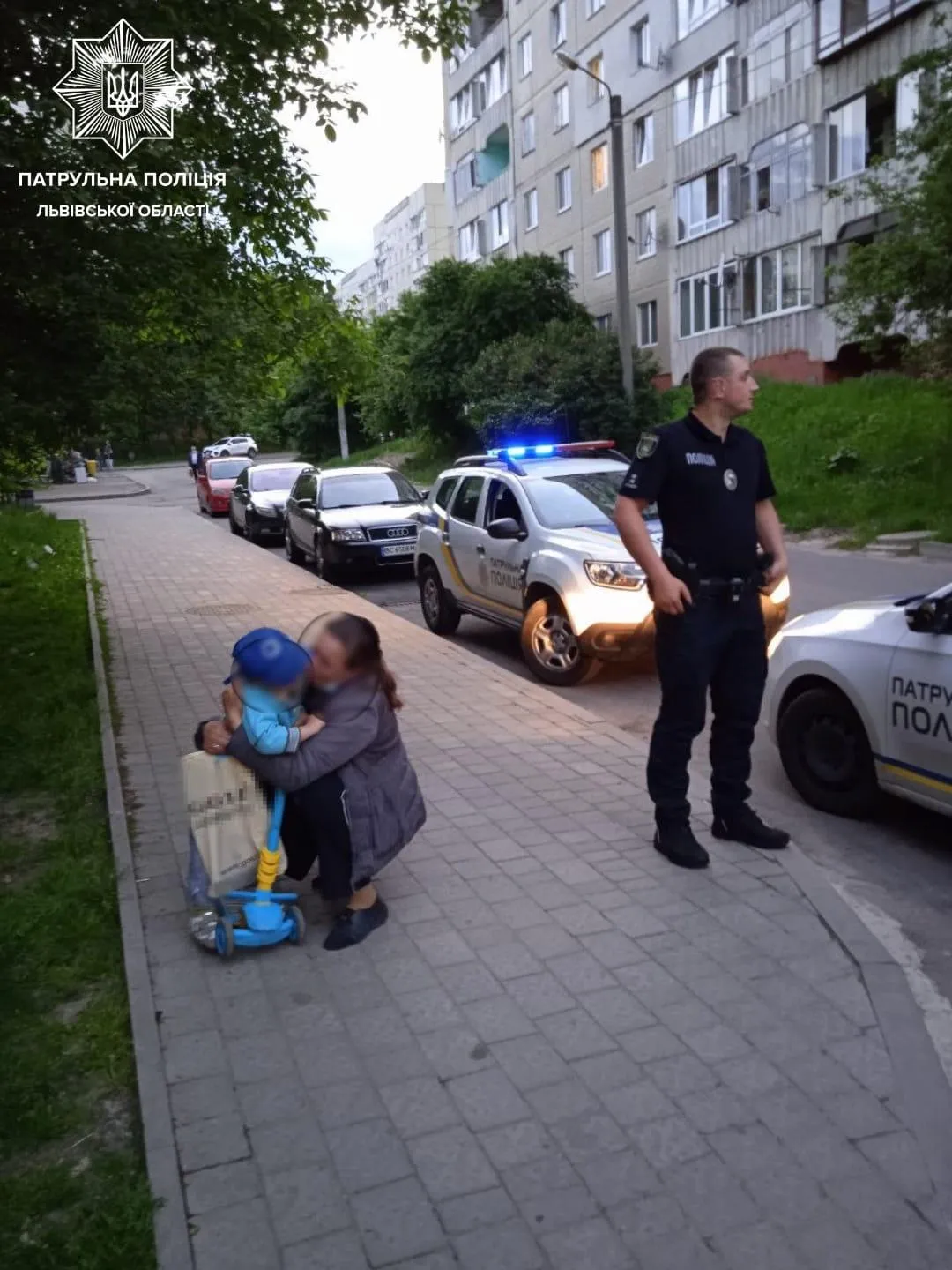 Проїхав 2 кілометри на самокаті: львівські патрульні розшукали 3-річного хлопчика – фото