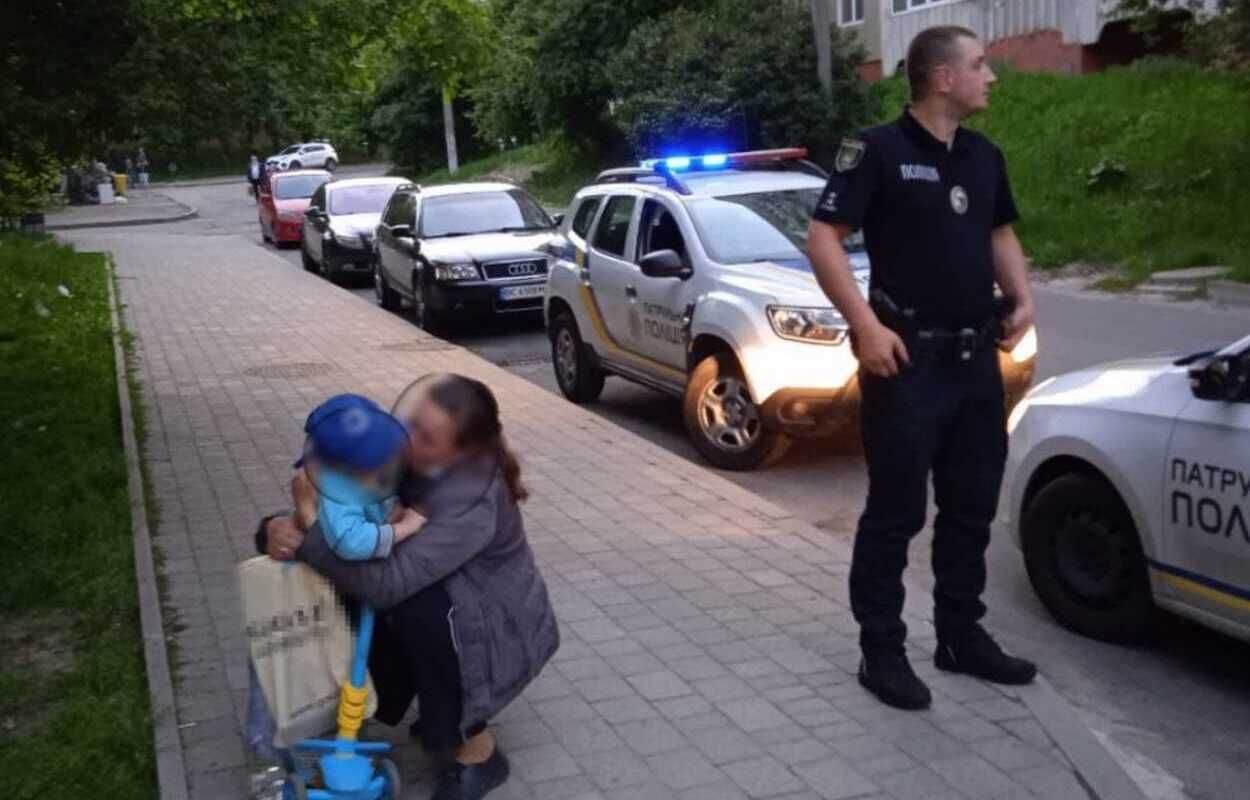 Проехал 2 километра: патрульные разыскали 3-летнего мальчика, который убежал от мамы на самокате Проехал 2 километра: патрульные разыскали 3-летнего мальчика, который убежал от мамы на самокате