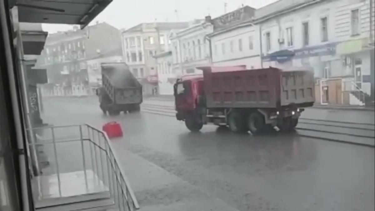 У Харкові робили дорогу під водою: відео, фото У Харкові робили дорогу під водою: відео, фото